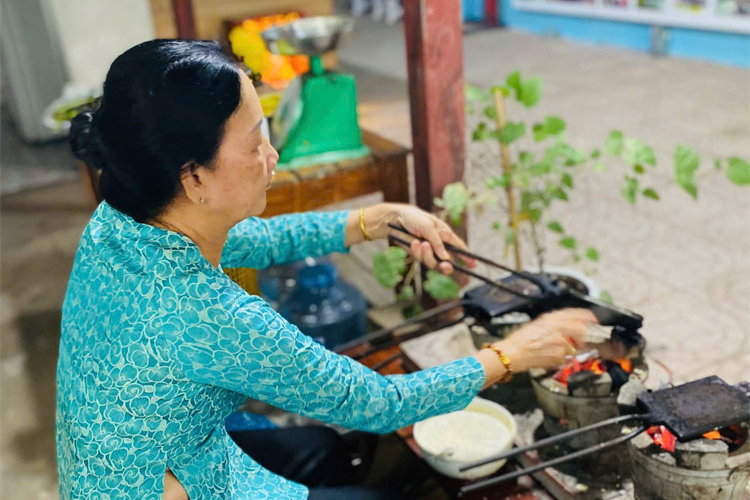 Làm bánh dân gian Nam Bộ cùng Cô Sáu tại Tuấn Tường